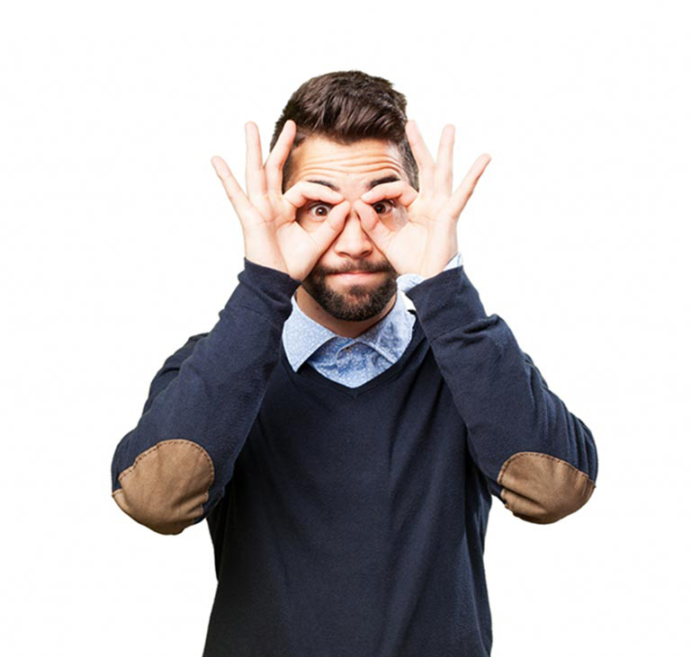 homme mimant lunettes